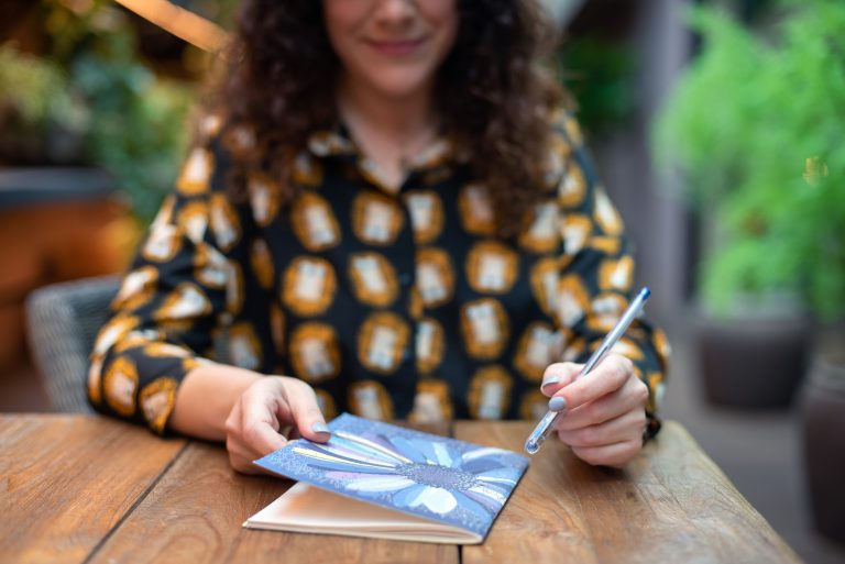 Alba Valle mindfulness con cuaderno para escritura