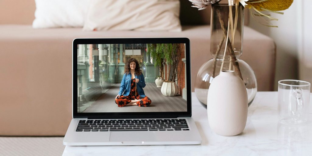 Alba meditando mockup ordenador