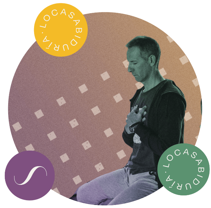 hombre meditando coins